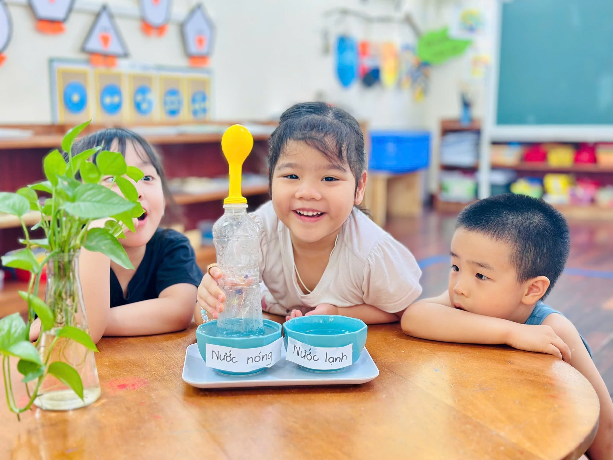 Bé lớp Mickey 2 thực hiện thí nghiệm nước và không khí