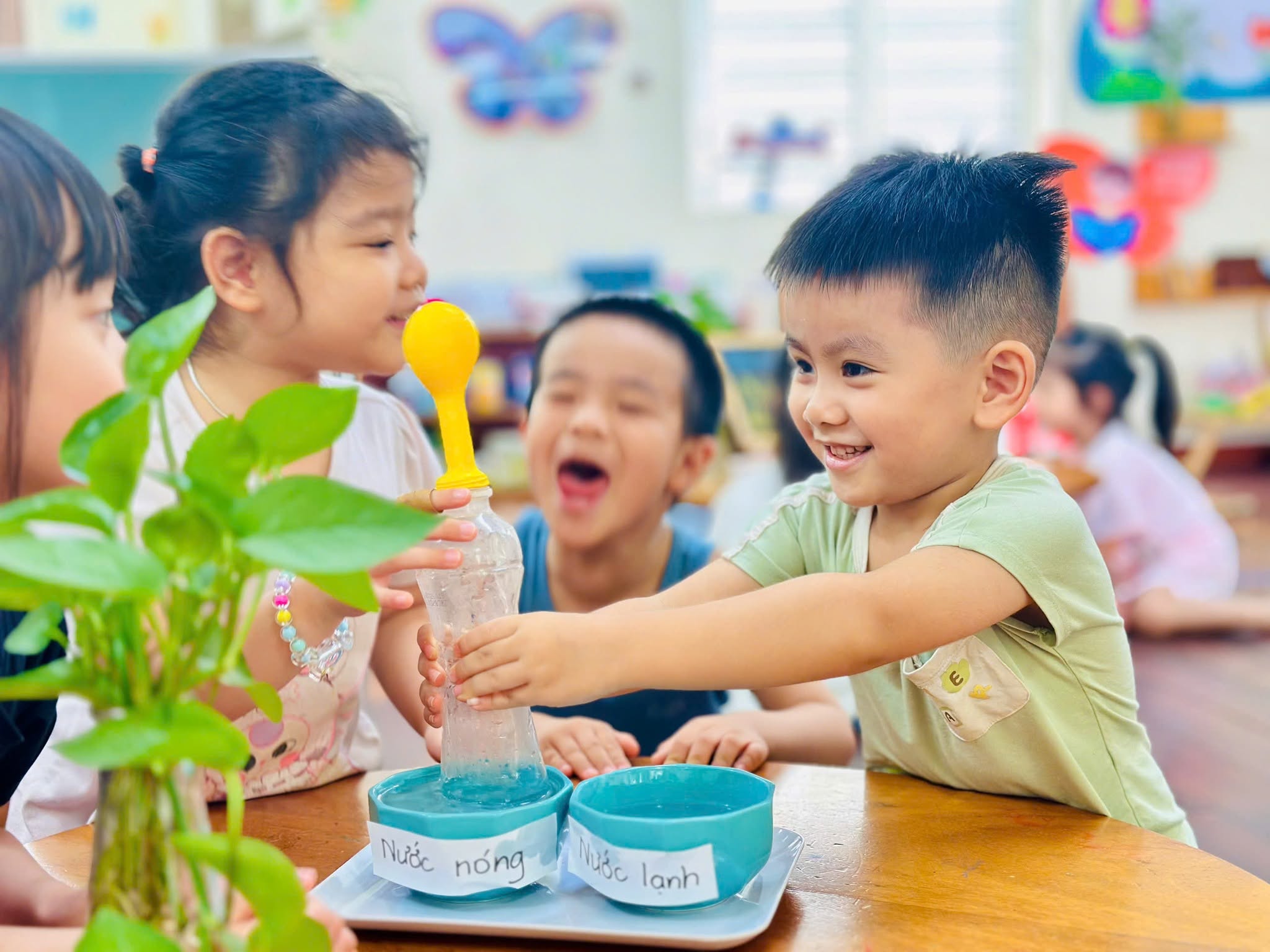 Bé thực hành thí nghiệm