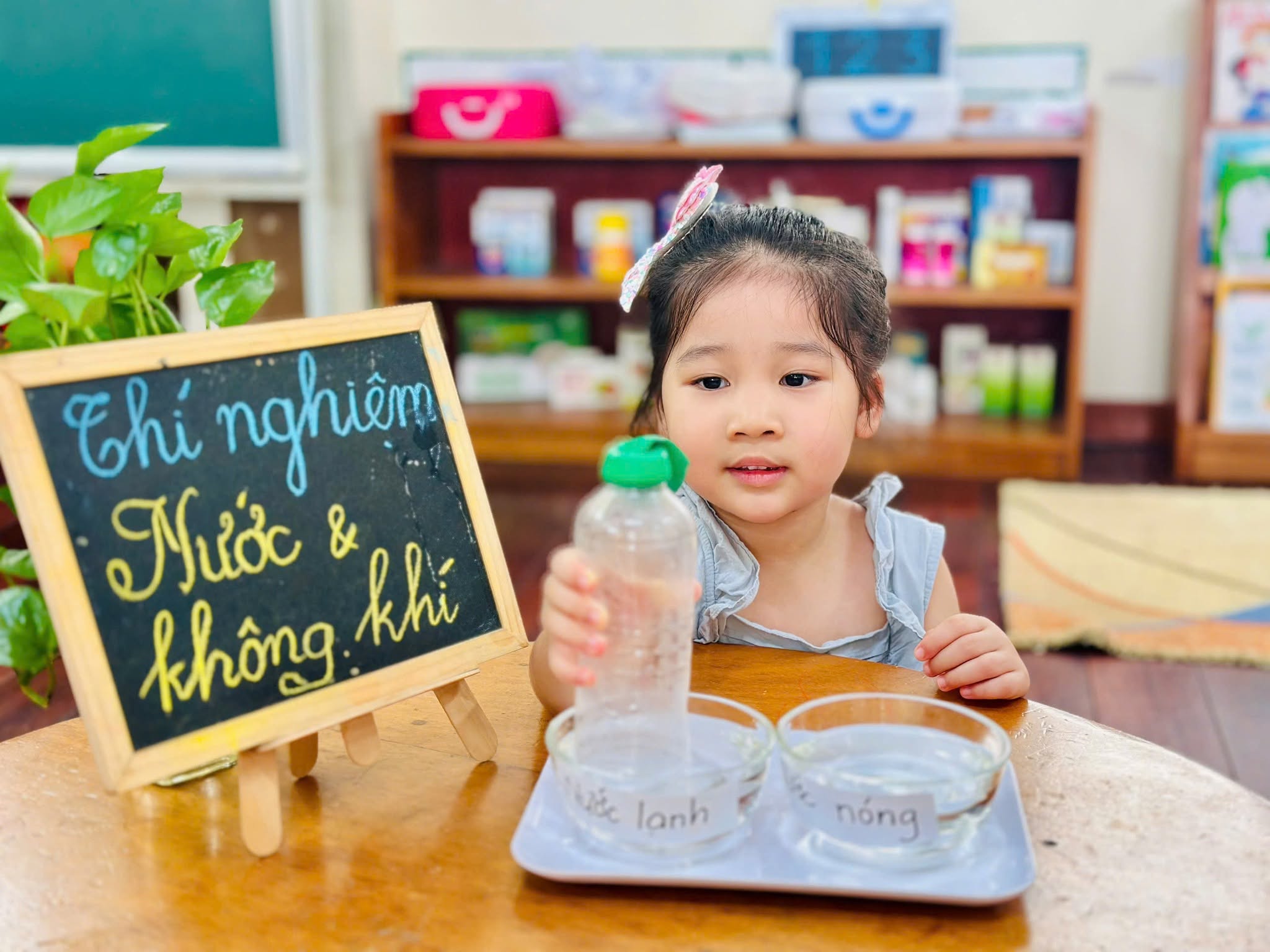 Cô giáo hướng dẫn thí nghiệm