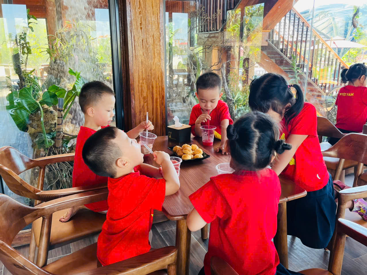Các bé vui đùa dưới bể bơi tại LUMORA