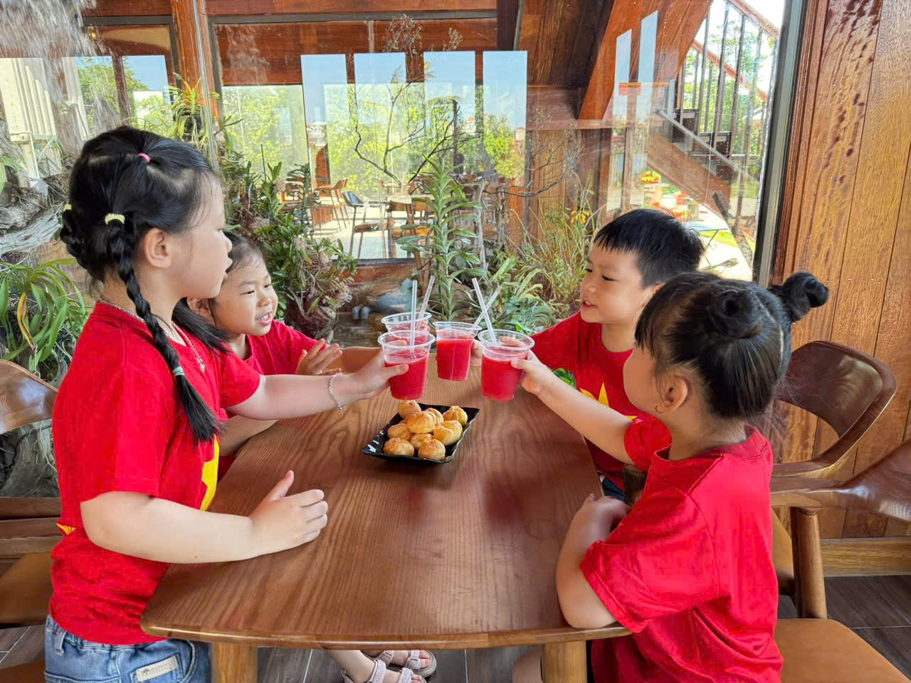Các bé khám phá khu vận động LUMORA
